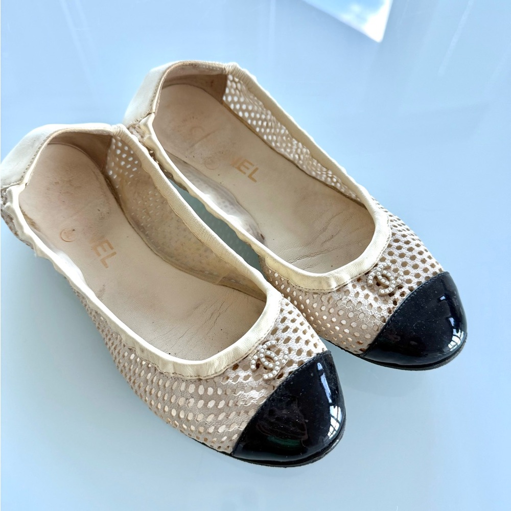CHANEL Mesh Beige and Black Flats with pearl accent logo. Size 36
